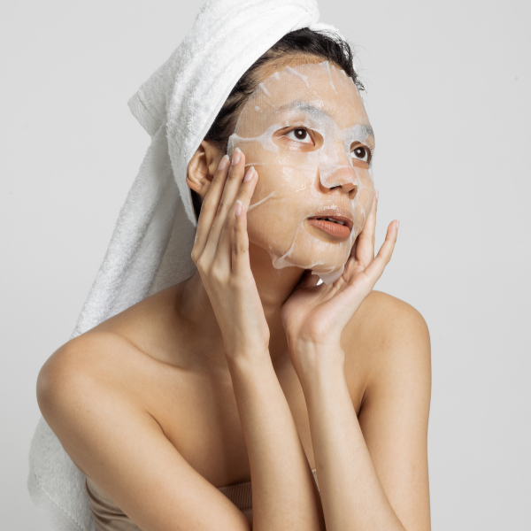 donna-applica-maschera-in-tessuto