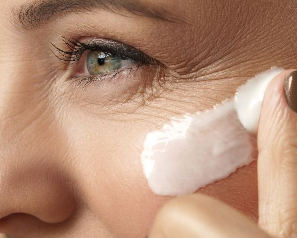 Crema contorno occhi: serve davvero o è solo marketing? Cosa sapere