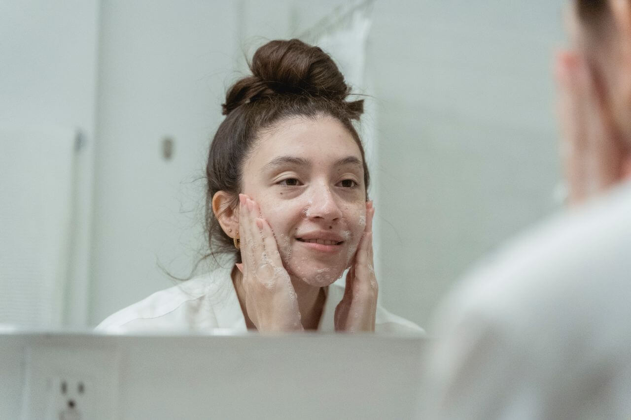 Pelle mista viso: cos'è, come riconoscerla e routine skincare ideale