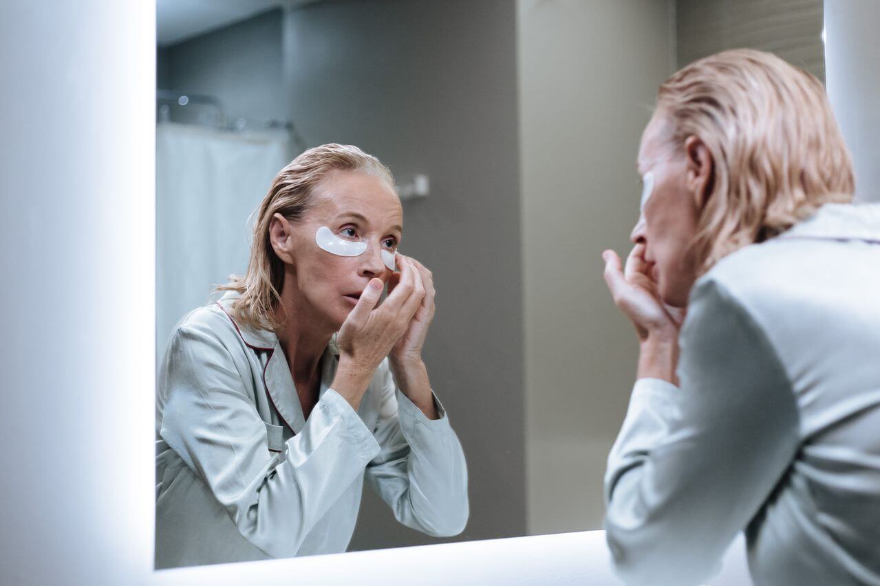 Rughe intorno agli occhi: cause, rimedi e skincare per rallentarle